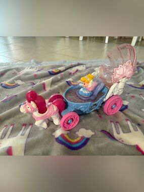 2016 Mattel - little people Cinderella horse & carriage (battery operated)